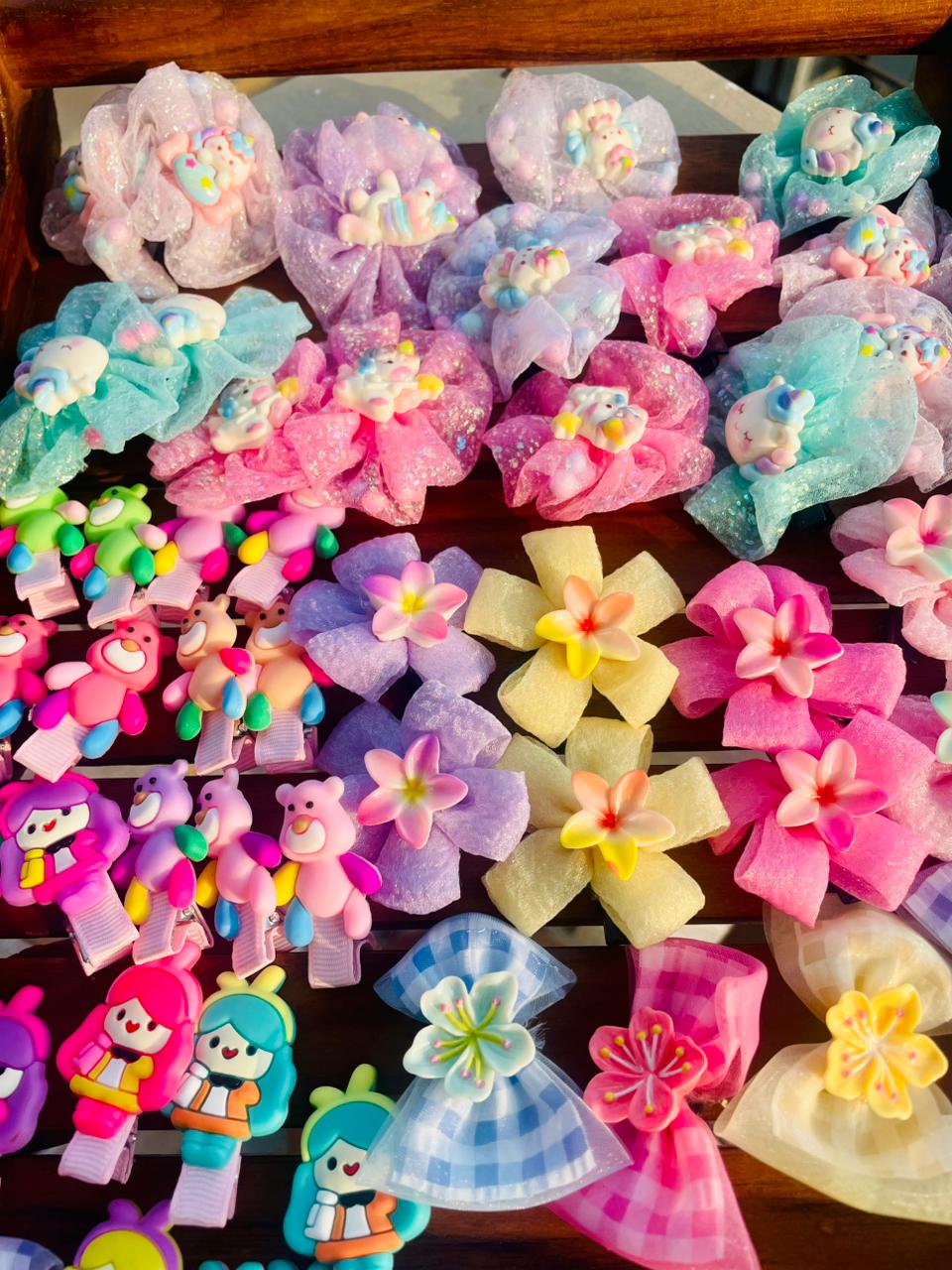 Hair Cuddles Navratri Kanjak Gift Set- Hair Accessories Set for Girls- 4 Cute Hair Clips and 6 Mini Claws- Stylish Hair Styling Kit for Kids