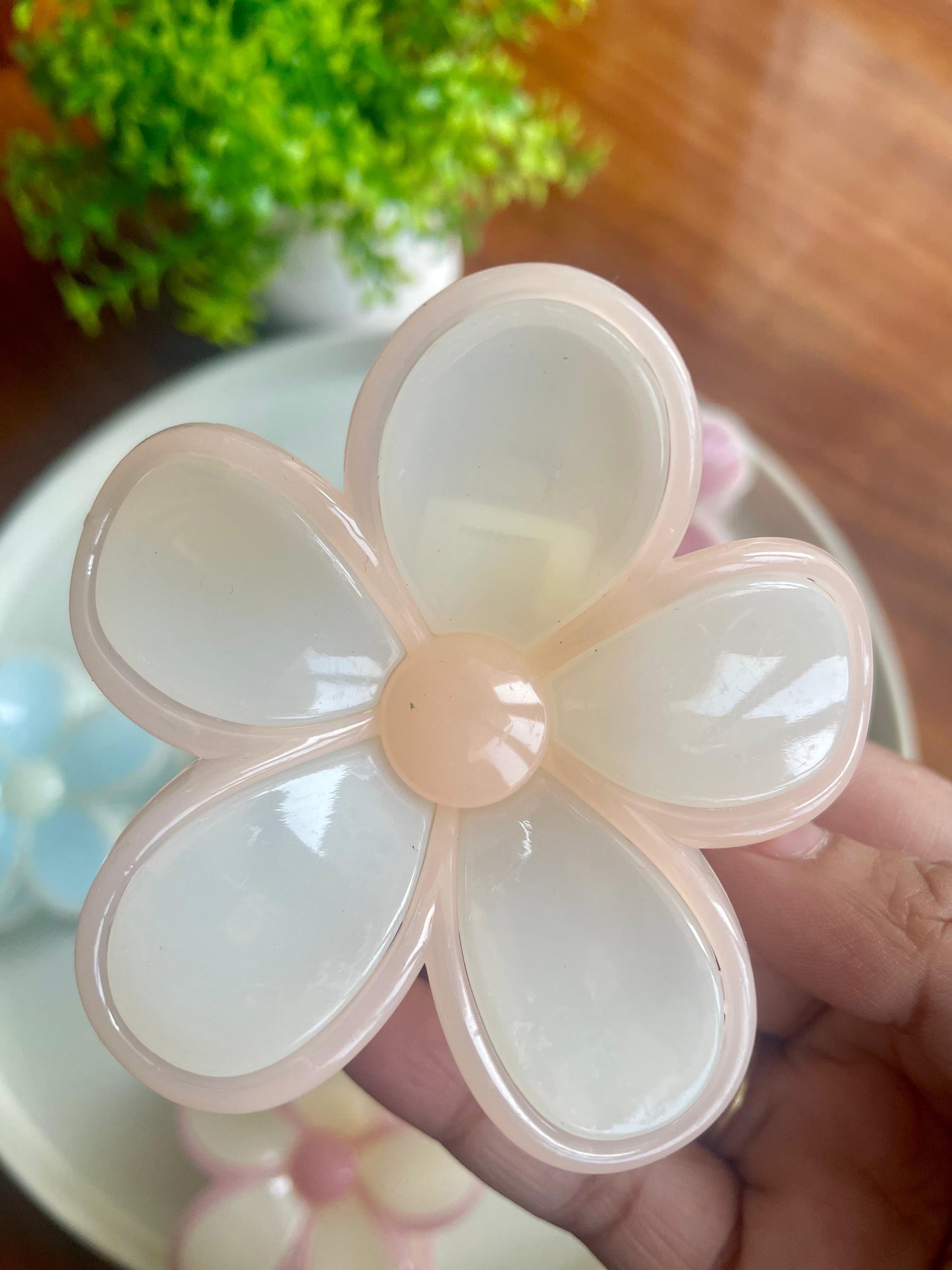 Hair Cuddles Big Flower Hair Claw Clips for Women & Girls | Korean Pastel Daisy Style Clutcher | Daily Wear Strong Grip 1 Piece