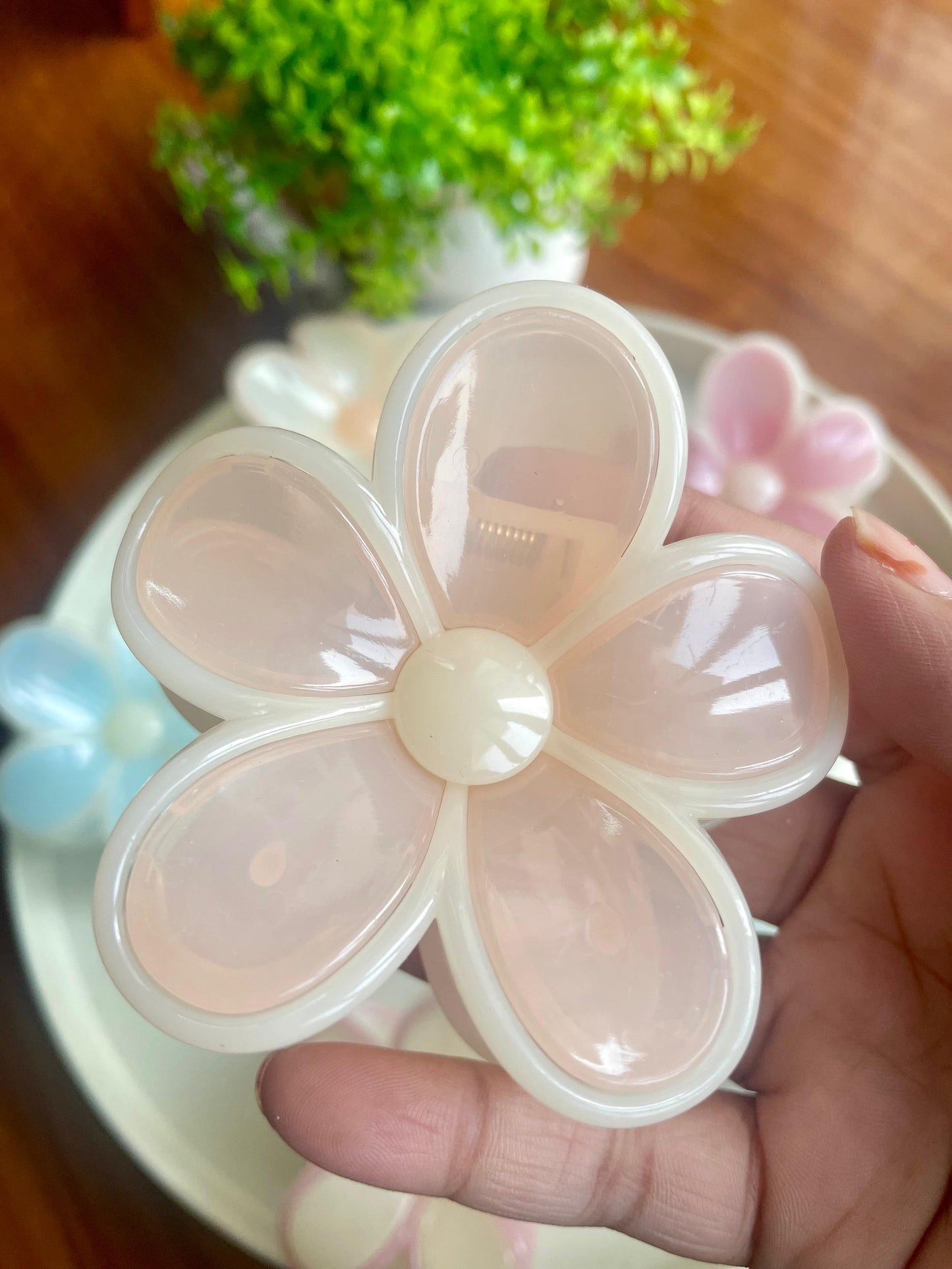 Hair Cuddles Big Flower Hair Claw Clips for Women & Girls | Korean Pastel Daisy Style Clutcher | Daily Wear Strong Grip 1 Piece