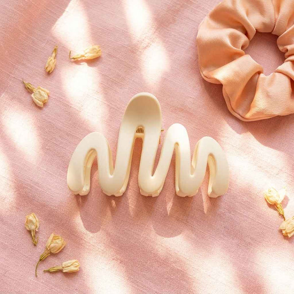 Luxe Wave Claw Clips 🤍