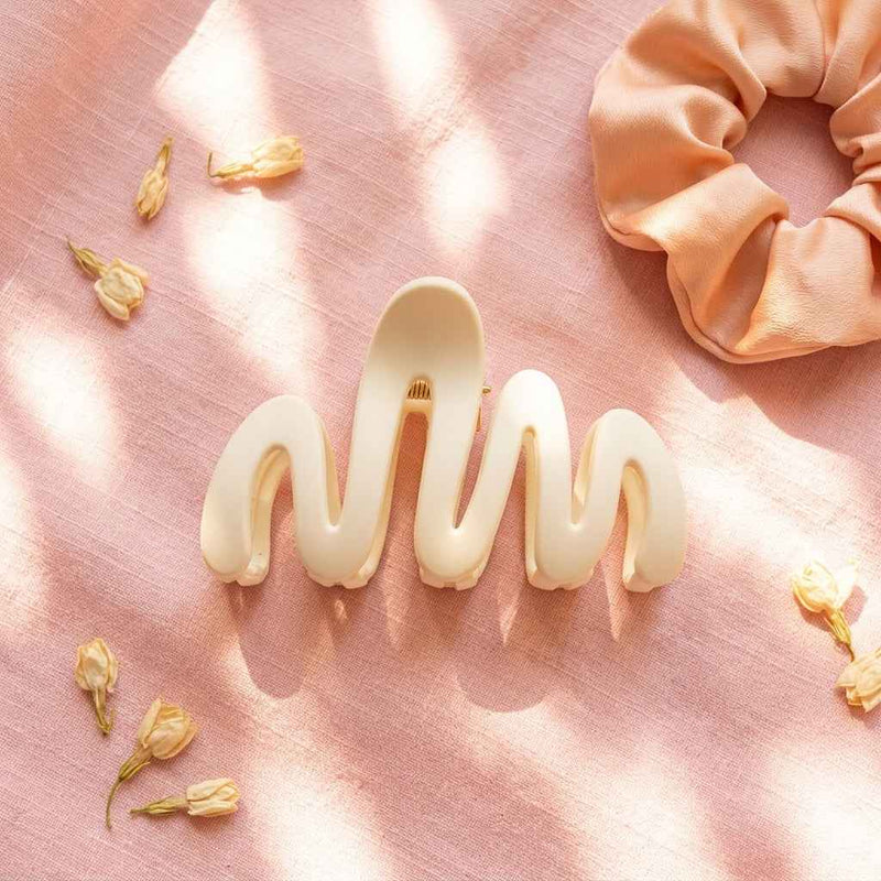 Luxe Wave Claw Clips 🤍