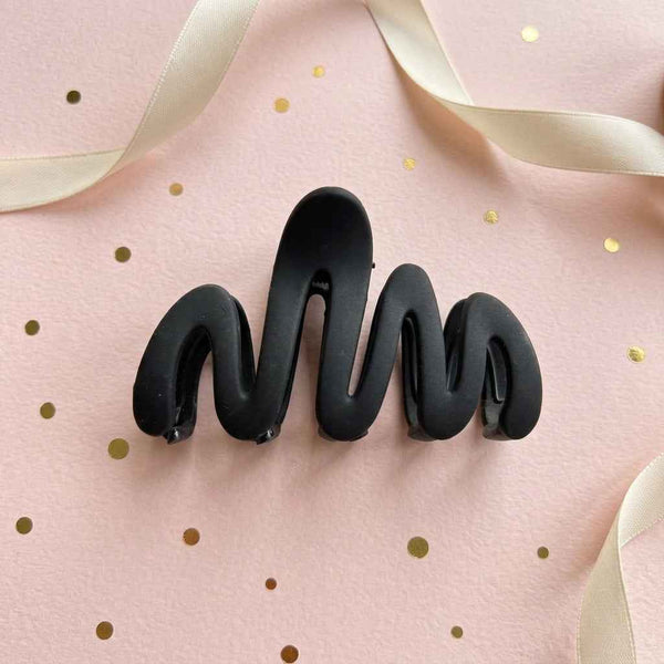 Luxe Wave Claw Clips 🤍